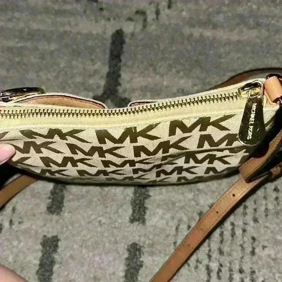 Michael Kors | Signature MK Tan/Gold color Crossbody with Tassel - Picture 5 of 7